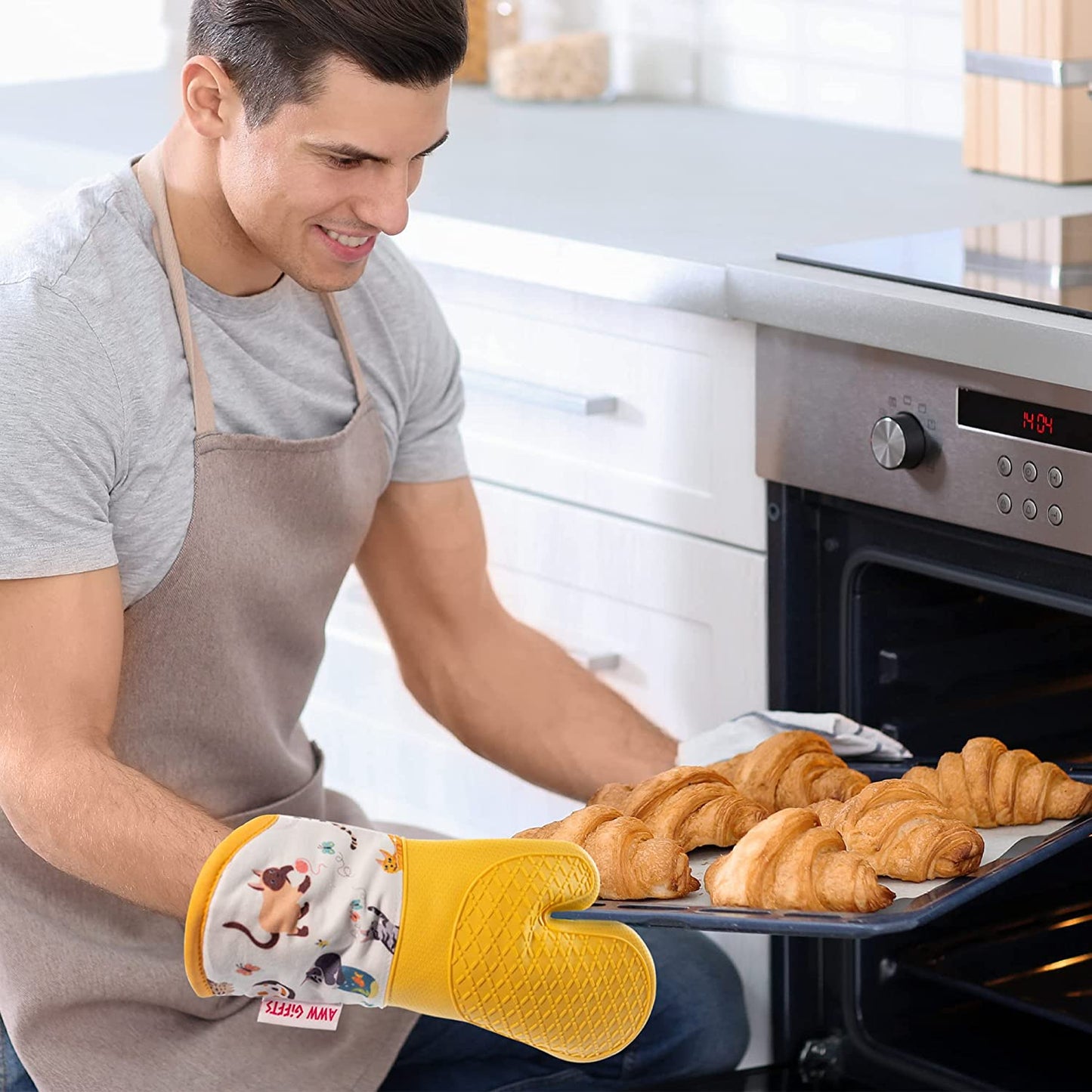 AWW GIFFTS Frisky Cats Eco-Friendly Ultra-Flex Kitchen 2-PC Oven Gloves/Mitt and Pot Holder Set | Cotton Twill/Silicone Cat Lover Pattern with Hanging Loop